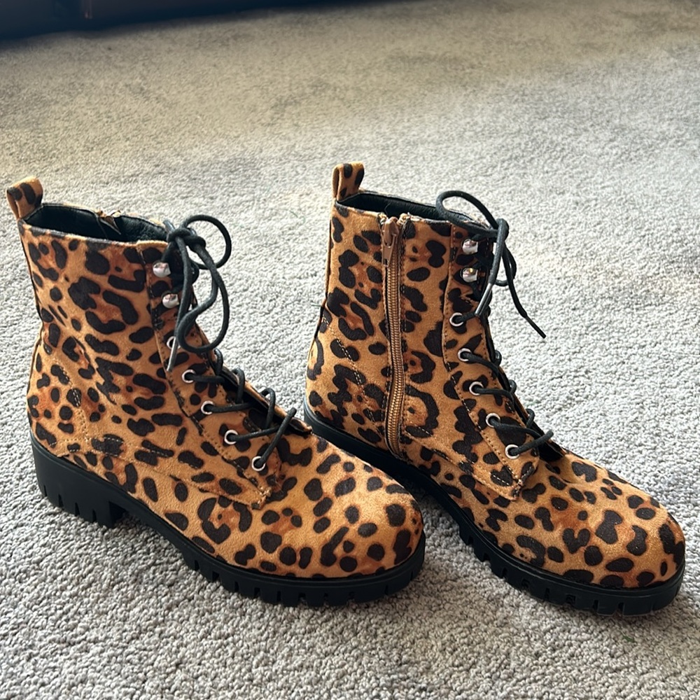 Women’s Leopard Print- Short boots
Charlotte Russe- Size 7- Brown & Black - Picture 6 of 7